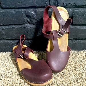 Low Wood T-Bar Lotta Clogs in Aubergine